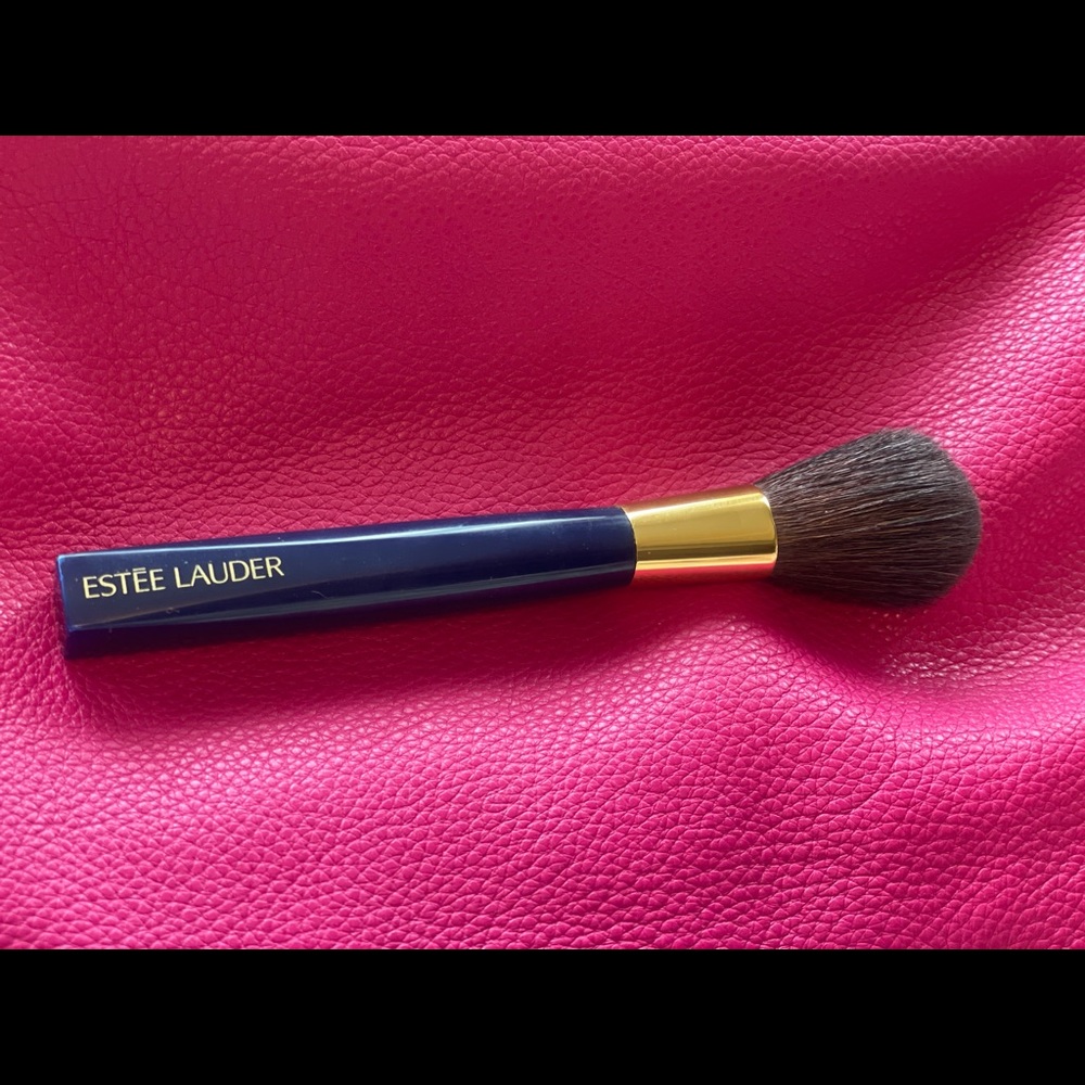 Estés Lauder makeup brush